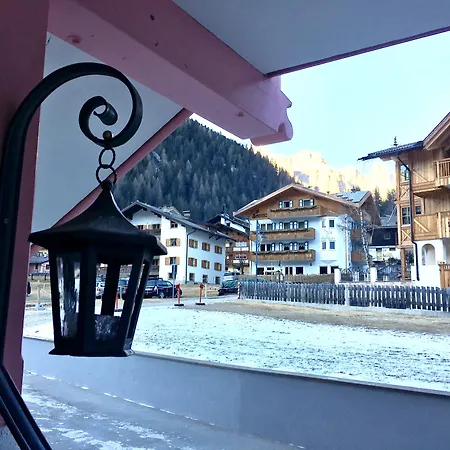 Cesa Planber Mountain View Ski-in Ski-out Apartman Canazei