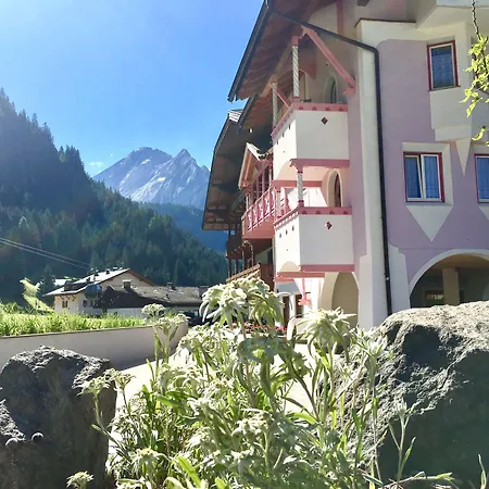 Cesa Planber Mountain View Ski-in Ski-out Canazei