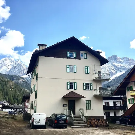 Daire Cesa Planber Mountain View Ski-in Ski-out Canazei