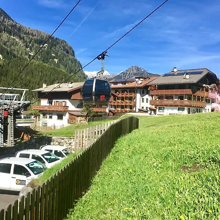 Cesa Planber Mountain View Ski-in Ski-out * Canazei