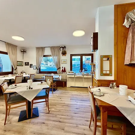 Cesa Planber Mountain View Ski-in Ski-out Apartman Canazei